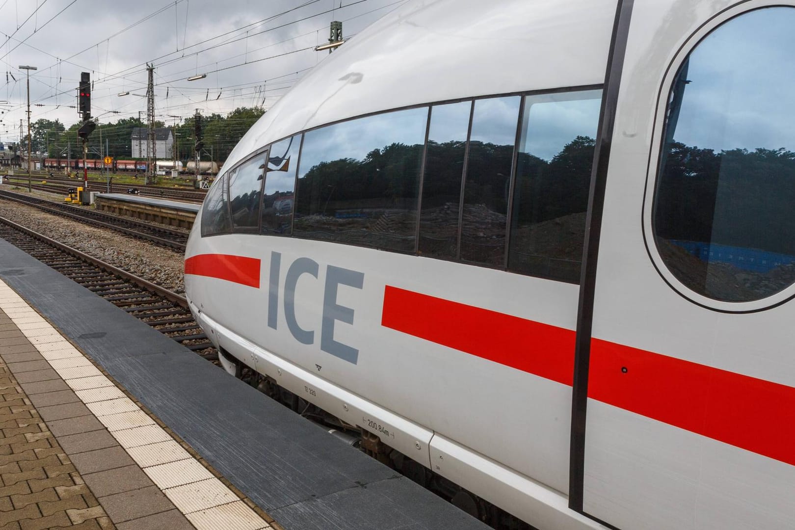 ICE: Auf einigen Strecken im Bahnverkehr gibt es derzeit wegen der Hitze Probleme.