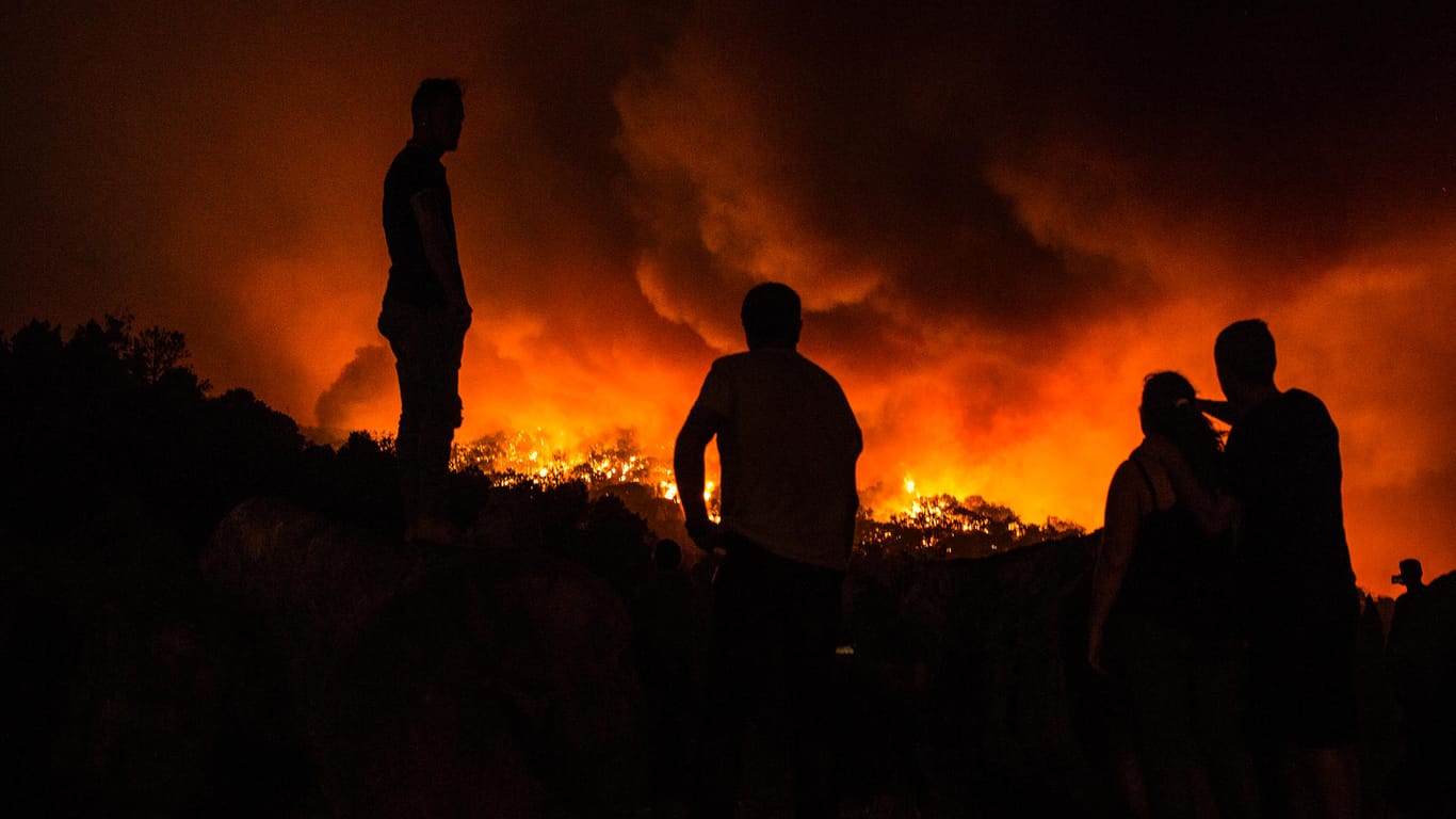 Menschen stehen in der Nähe eines Waldbrandes nahe der Kleinstadt Monchique: 1000 Einsatzkräfte kämpfen in Portugal gegen die Flammen.
