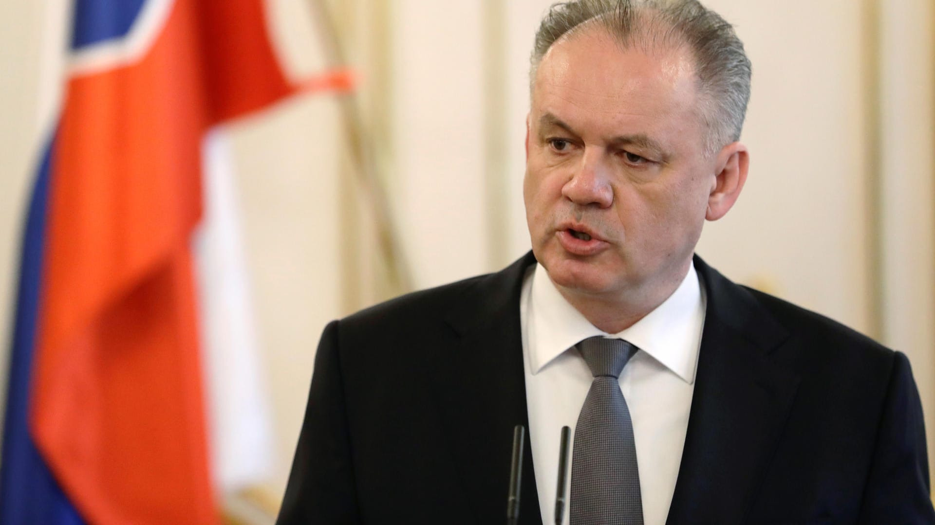 Andrej Kiska: Der slowakische Präsident forderte die Entlassung der Innenministerin Denisa Sakova, nachdem diese den Chef des staatlichen Personenschutzes vom Dienst freigestellt hat. Andrej Kiska: Der slowakische Präsident forderte die Entlassung der Innenministerin Denisa Sakova, nachdem diese den Chef des staatlichen Personenschutzes vom Dienst freigestellt hat.