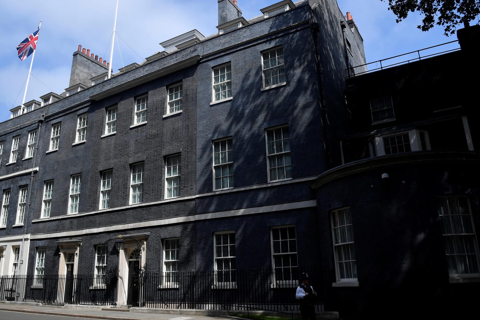 Das Regierungsgebäude in London in der Downing Street: Der Antrag auf die Auslieferung könnte eine neue Krise auslösen. (Archivbild)