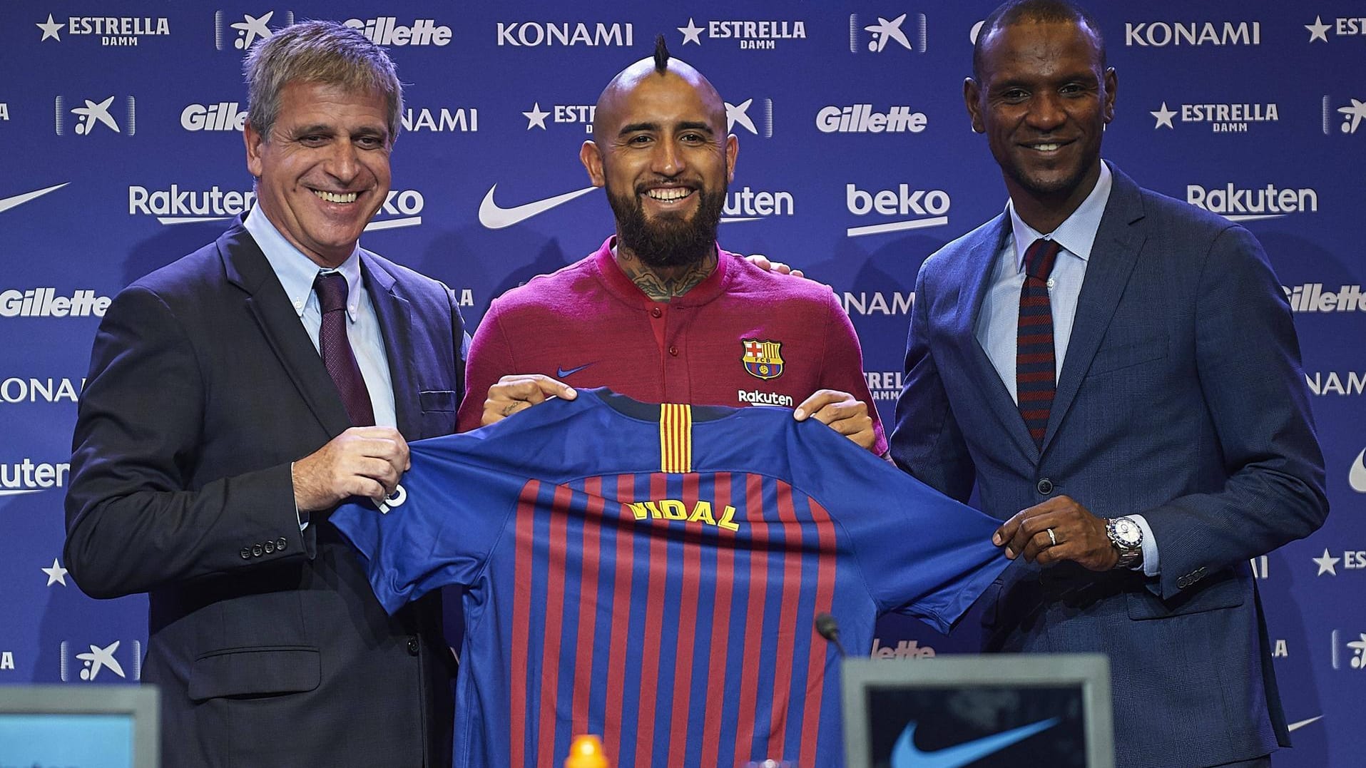 Arturo Vidal (M.) bei der Vorstellung in Barcelona.