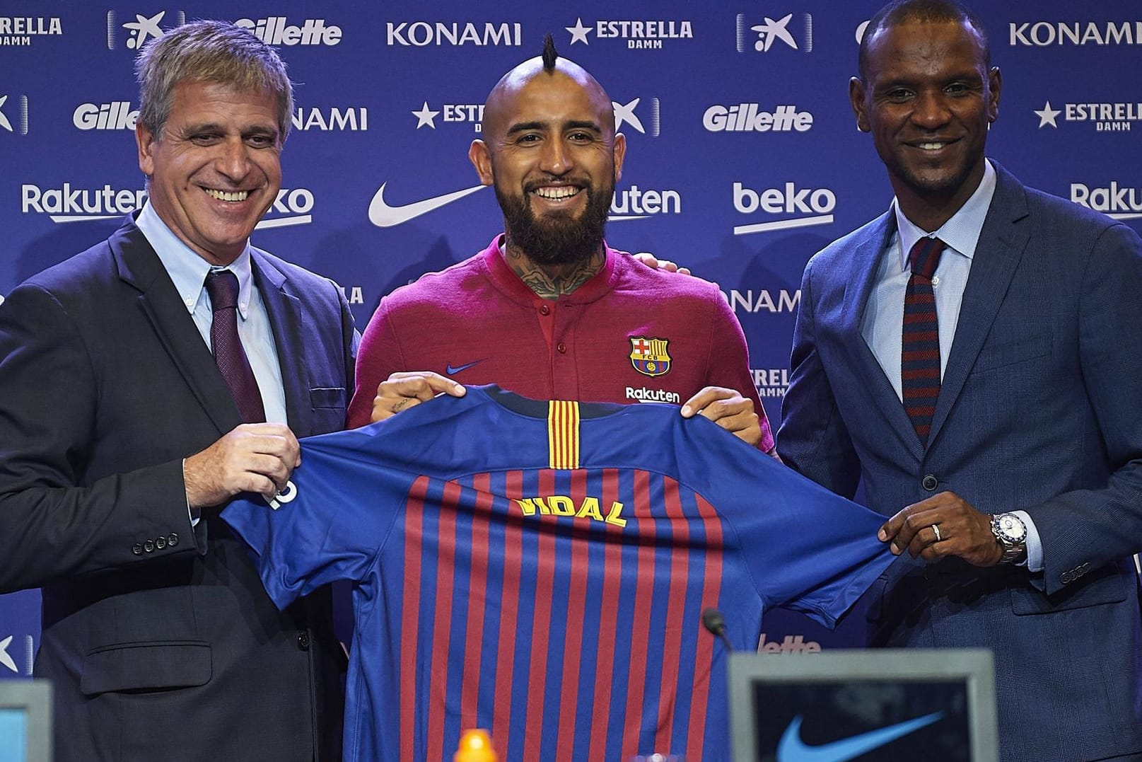 Arturo Vidal (M.) bei der Vorstellung in Barcelona.