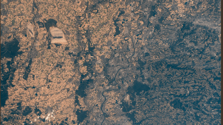 Braunes Deutschland: Alexander Gerst hat das Foto des Rheinlands von der ISS aus geschickt – voller Erschrecken, wie wenig Grün zu sehen ist.