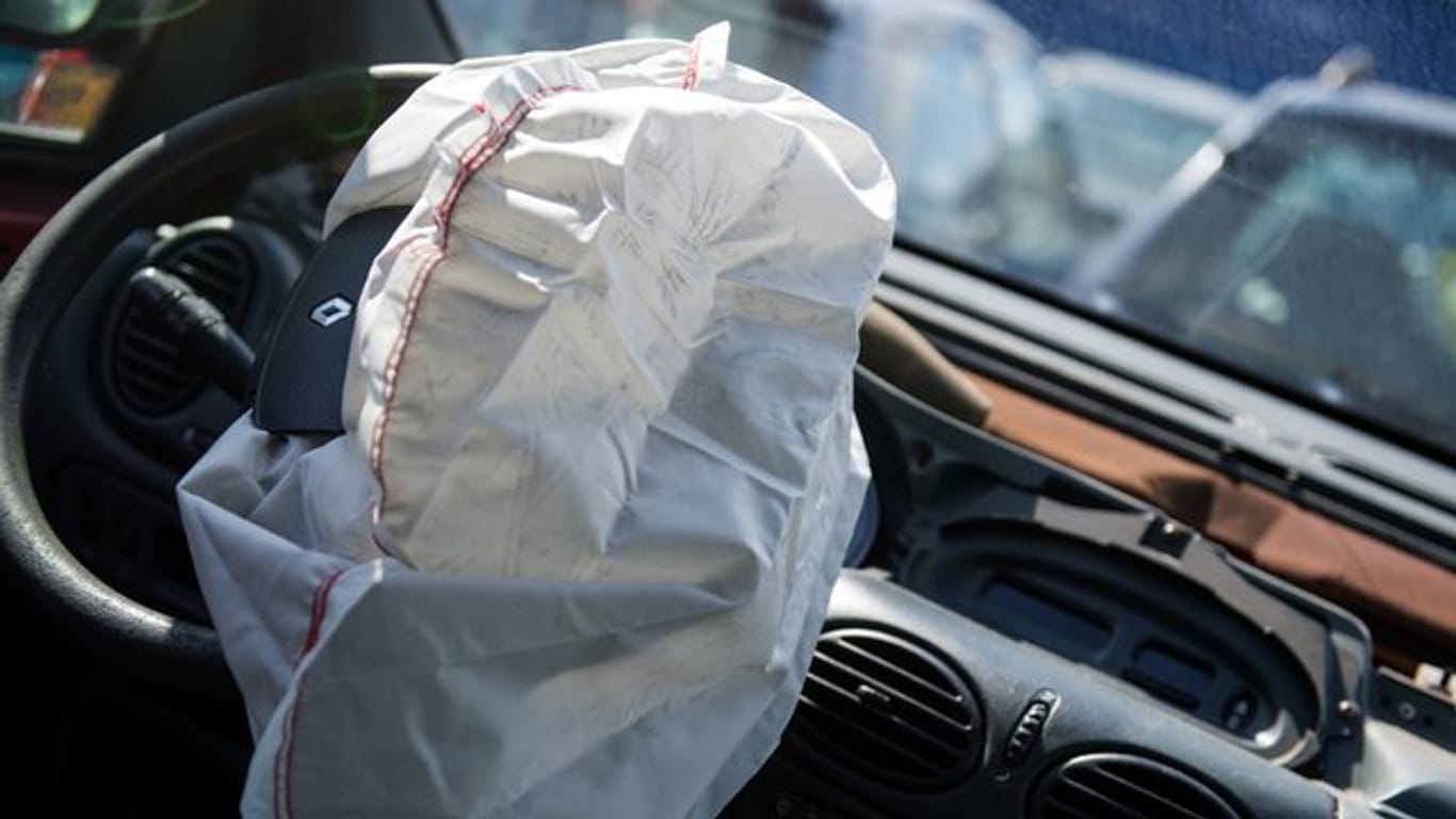 Ausgelöster Airbag (Symbolbild): In den USA fordert die Verkehrsbehörde, dass ein Hersteller 67 Millionen Airbags zurückruft.