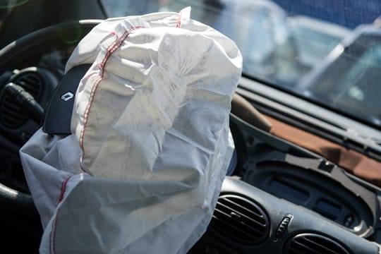 Ausgelöster Airbag (Symbolbild): In den USA fordert die Verkehrsbehörde, dass ein Hersteller 67 Millionen Airbags zurückruft.