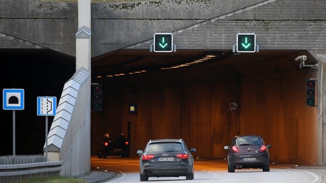 Zwei Autos fahren in einen Tunnel: Ist die Kapazität eines Tunnels ausgeschöpft, dürfen die Verkehrsteilnehmer per Ampelregelung nur noch blockweise in die Röhre fahren. (Symbolbild)