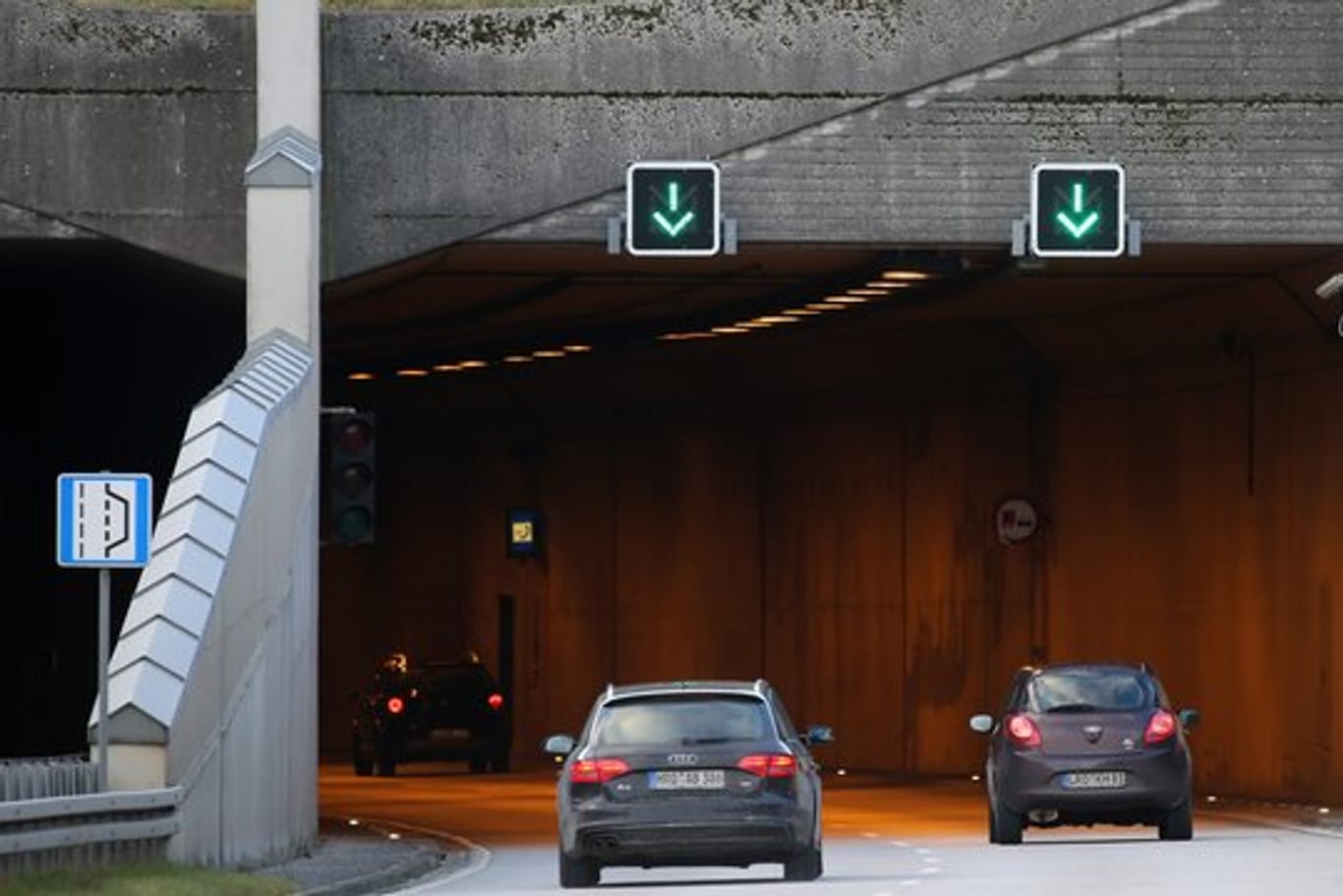 Zwei Autos fahren in einen Tunnel: Ist die Kapazität eines Tunnels ausgeschöpft, dürfen die Verkehrsteilnehmer per Ampelregelung nur noch blockweise in die Röhre fahren. (Symbolbild)