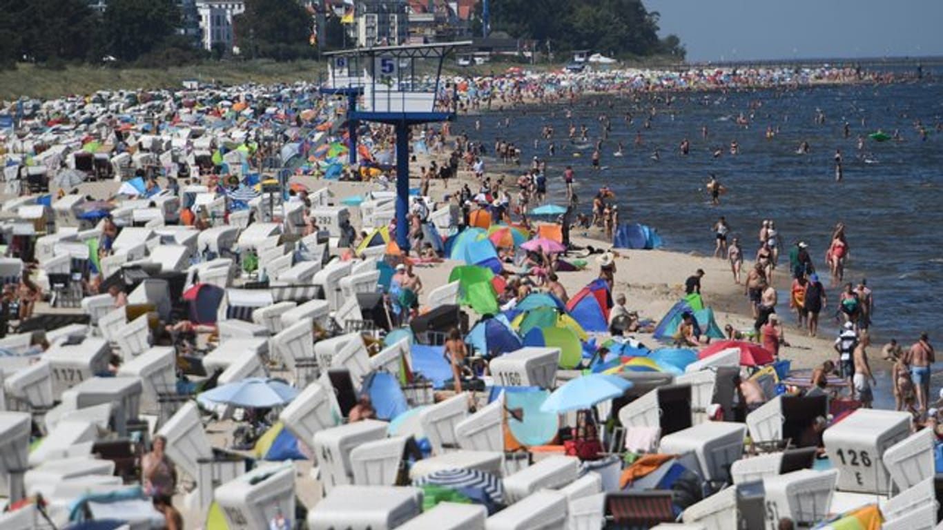 Mit dieser Idee waren sie nicht alleine: Hunderte Touristen suchen Abkühlung an der Ostsee auf der Insel Usedom.
