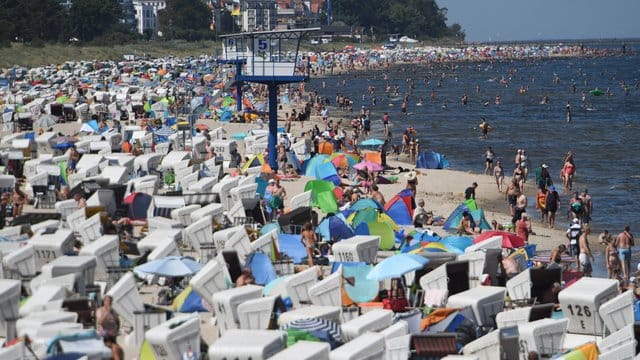 Mit dieser Idee waren sie nicht alleine: Hunderte Touristen suchen Abkühlung an der Ostsee auf der Insel Usedom.