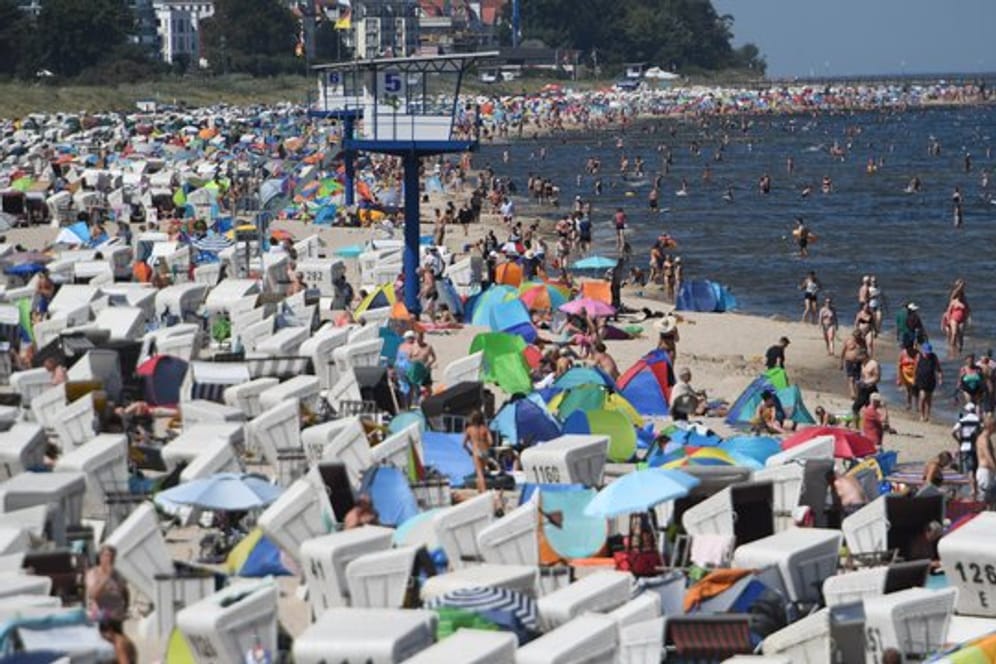 Mit dieser Idee waren sie nicht alleine: Hunderte Touristen suchen Abkühlung an der Ostsee auf der Insel Usedom.