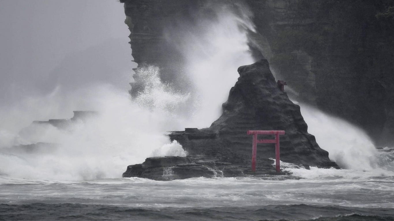 Die Wetterexperten rechnen mit bis zu zehn Meter hohen Wellen.
