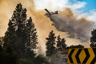 Ein Löschflugzeug lässt Wasser auf das Silver Lake Feuer im US-Bundesstaat Kalifornien ab.