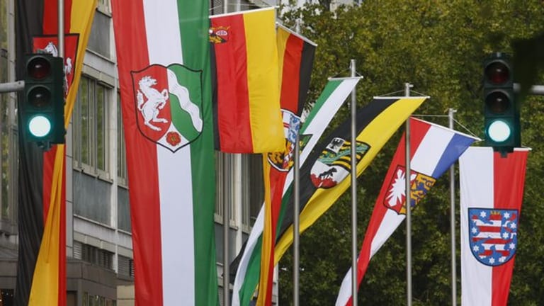 Die Fahnen verschiedener Bundesländer während eines Ministerpräsidenten-Treffens in Wiesbaden.