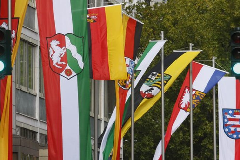 Die Fahnen verschiedener Bundesländer während eines Ministerpräsidenten-Treffens in Wiesbaden.