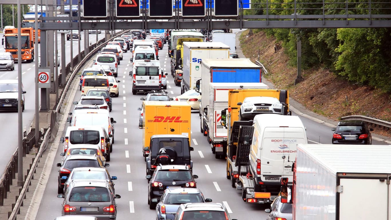 Stau auf der Stadtautobahn: Das Staurisiko ist besonders hoch in den Ballungsräumen Rhein-Main, Rhein-Neckar, Berlin, Hamburg, Stuttgart und München.