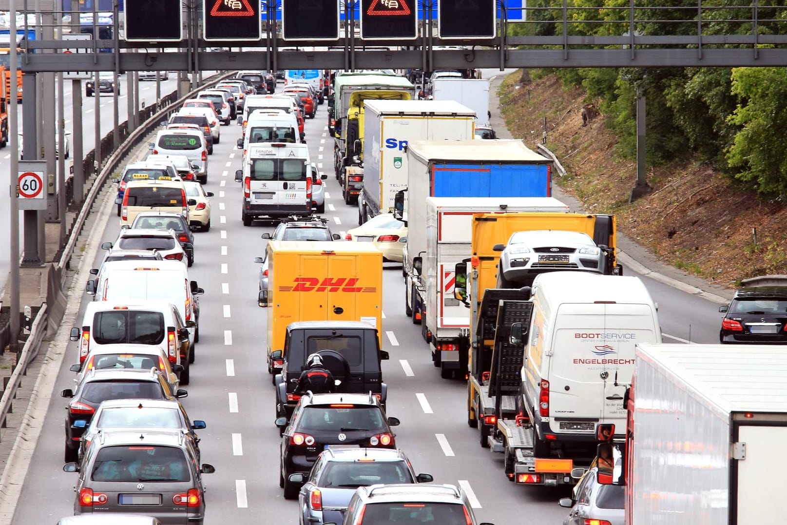 Stau auf der Stadtautobahn: Das Staurisiko ist besonders hoch in den Ballungsräumen Rhein-Main, Rhein-Neckar, Berlin, Hamburg, Stuttgart und München.