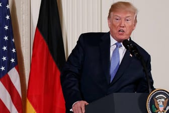Donald Trump bei einer Pressekonferenz: Durch die US-Sanktionen wird das Geschäft für deutsche Unternehmen im Iran komplizierter.