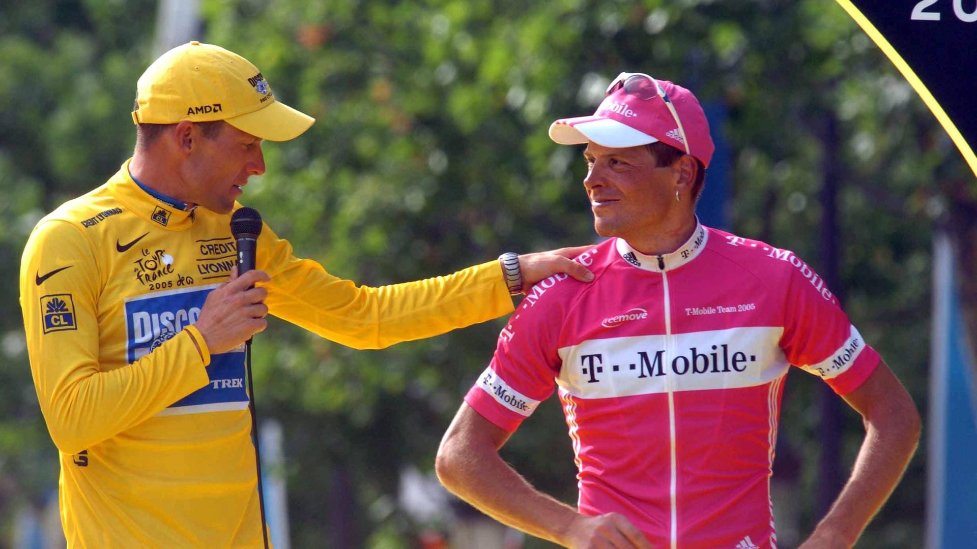 Lance Armstrong (l.) und Jan Ullrich nach der Tour de France 2005: Ihre Duelle lösten einen Radsport-Boom in Deutschland aus.