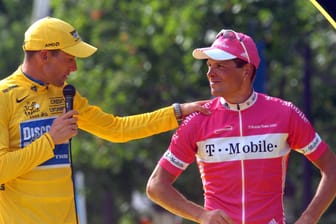 Lance Armstrong (l.) und Jan Ullrich nach der Tour de France 2005: Ihre Duelle lösten einen Radsport-Boom in Deutschland aus.