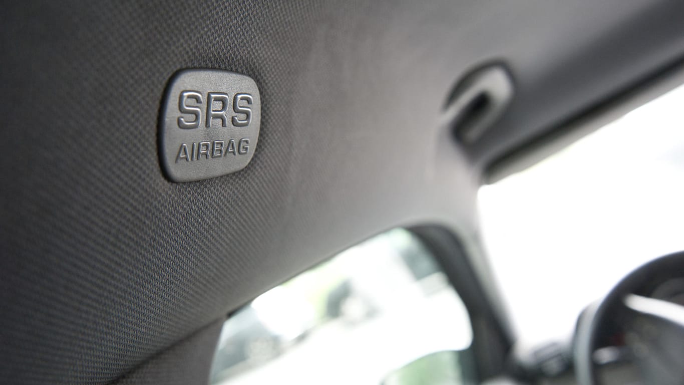 Ergänzendes Rückhaltesystem: Das Kürzel "SRS" steht für "Supplemental Restraint System" und soll darauf hinweisen, dass Airbags das Gurtsystem unterstüzten.
