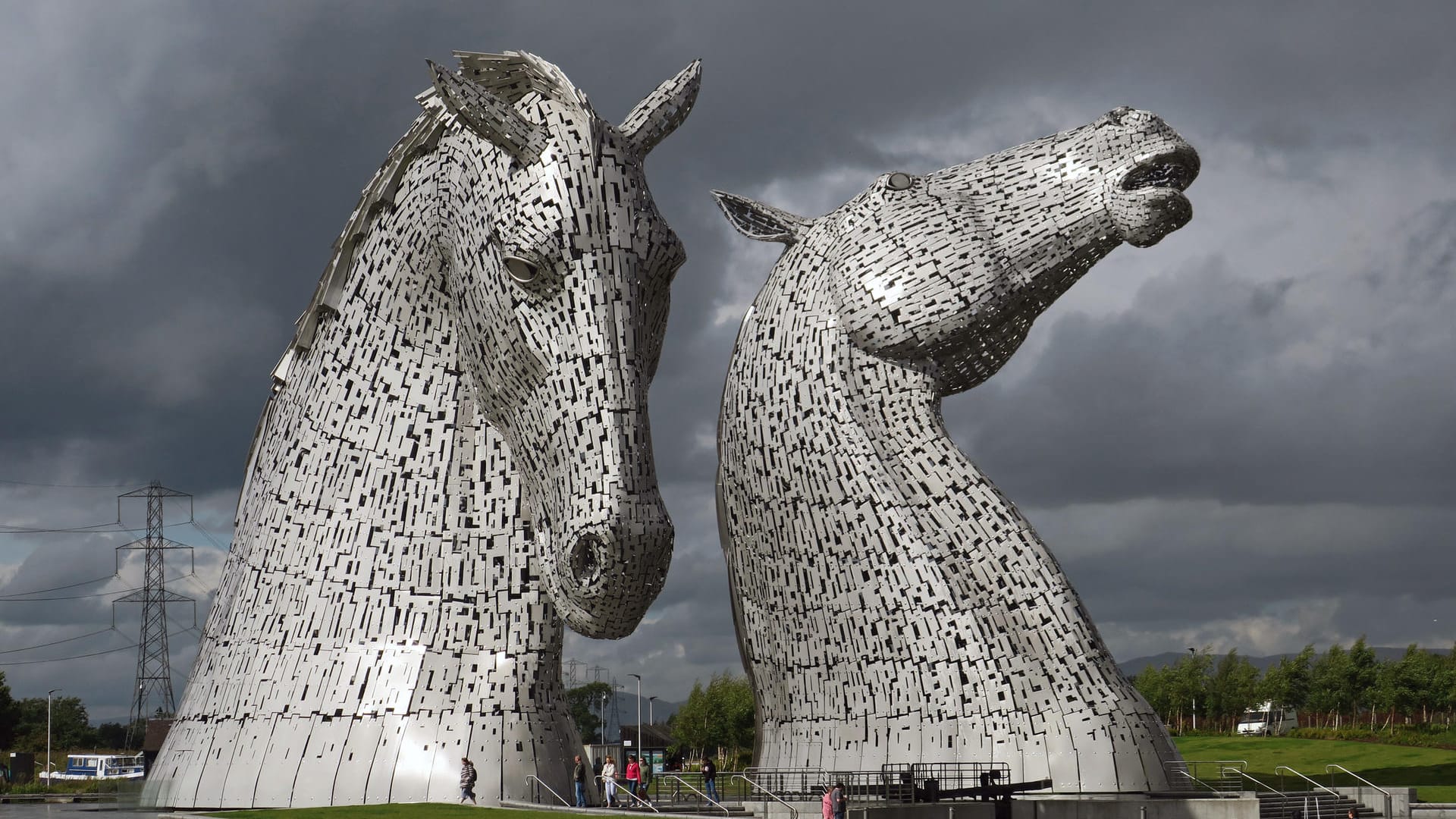 Nach einem Regenschauer glänzen sie besonders schön: Die 30 Meter hohen Kelpies bei Falkirk bestehen aus Stahl und sind zusammen 600 Tonnen schwer.