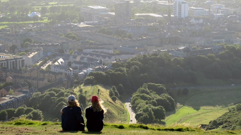 Weite Aussicht über die Stadt: Richtung Westen haben Besucher des Arthur's Seat die Dächer von Edinburgh im Blick.