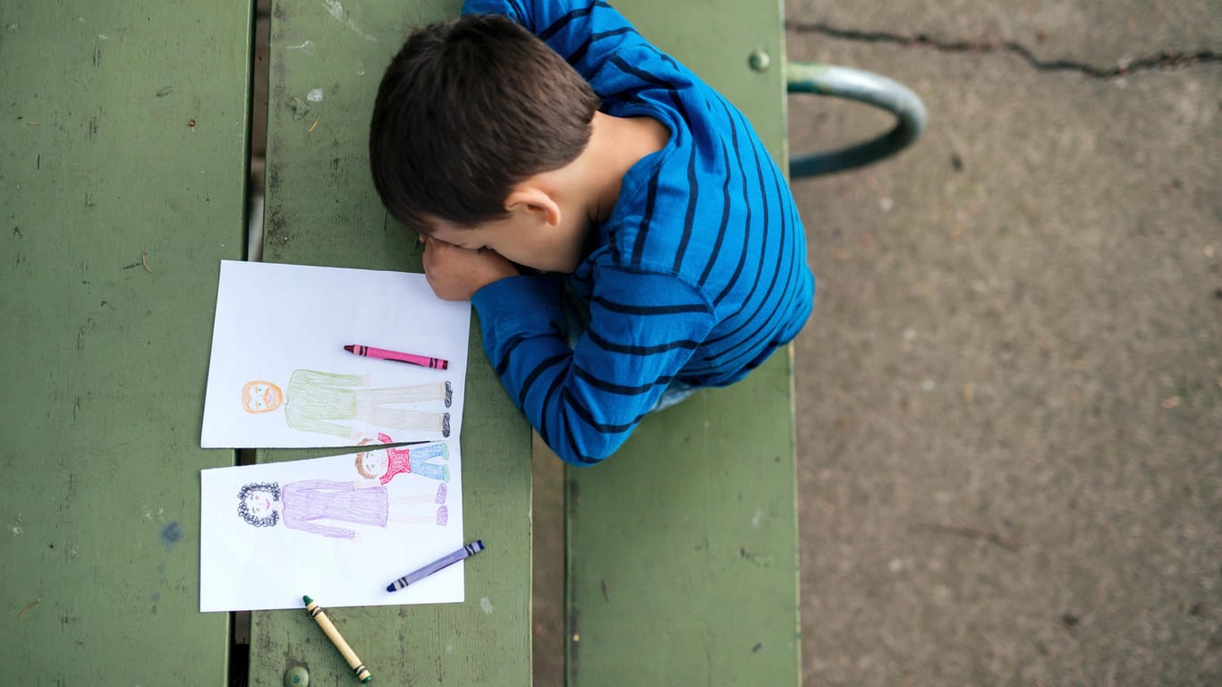 Junge mit Zeichnung: Selbst wenn sie nicht darüber sprechen – häufig verändern sich Kinder, die sexuell missbraucht werden. Die Anzeichen sind ganz unterschiedlich.