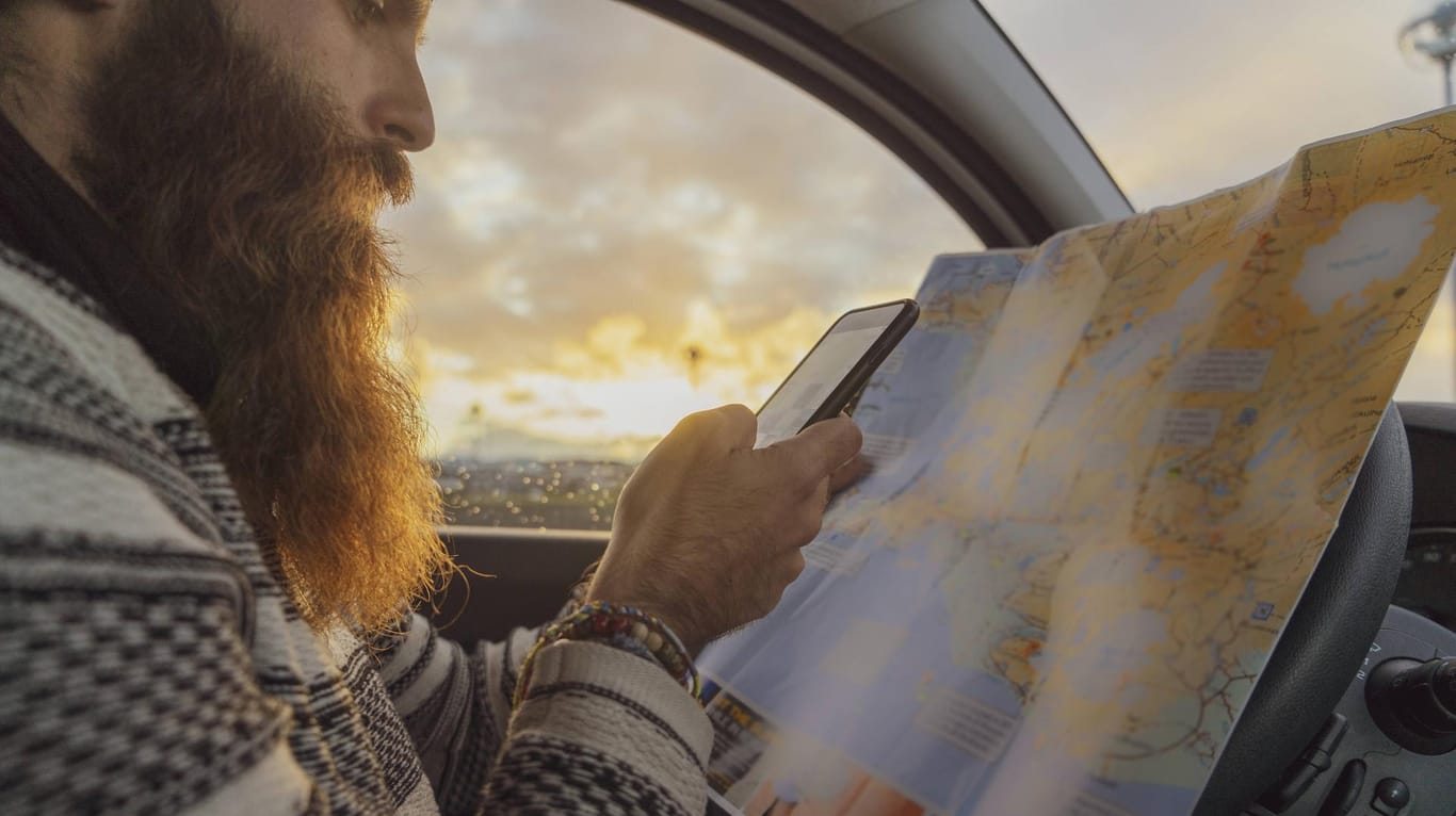 Smartphone und Landkarte: Viele Anbieter haben auch Offlinekarten-Angebote für Navigation.