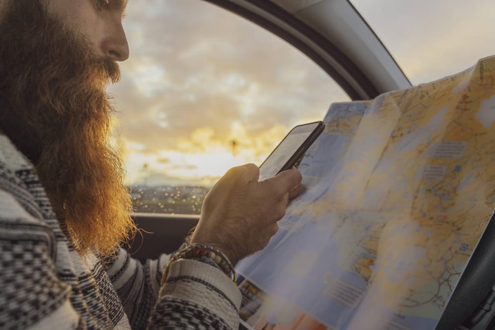 Smartphone und Landkarte: Viele Anbieter haben auch Offlinekarten-Angebote für Navigation.