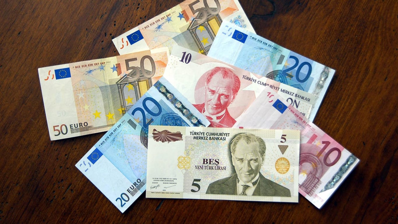 Euro-Scheine und Türkische Lira (Symbolbild): In den vergangenen Handelstagen haben beide Währungen für Schlagzeilen gesorgt – beide mussten größere Verluste hinnehmen.