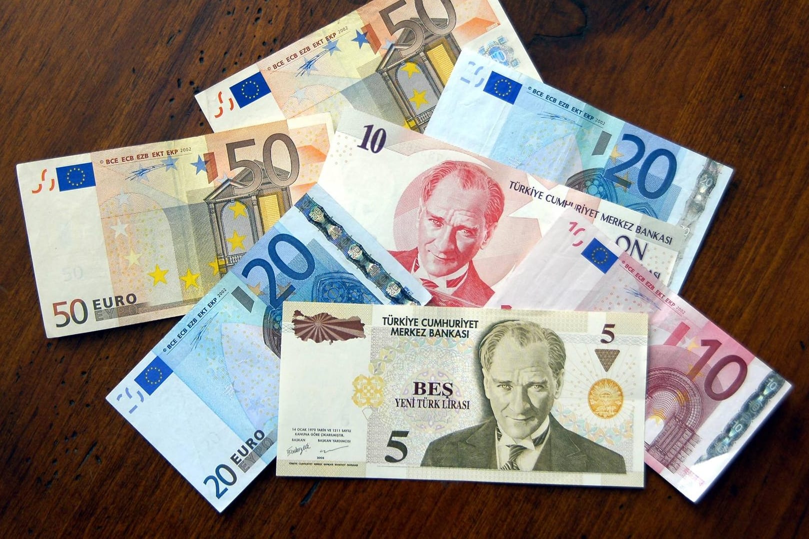 Euro-Scheine und Türkische Lira (Symbolbild): In den vergangenen Handelstagen haben beide Währungen für Schlagzeilen gesorgt – beide mussten größere Verluste hinnehmen. Euro-Scheine und Türkische Lira (Symbolbild): In den vergangenen Handelstagen haben beide Währungen für Schlagzeilen gesorgt – beide mussten größere Verluste hinnehmen.