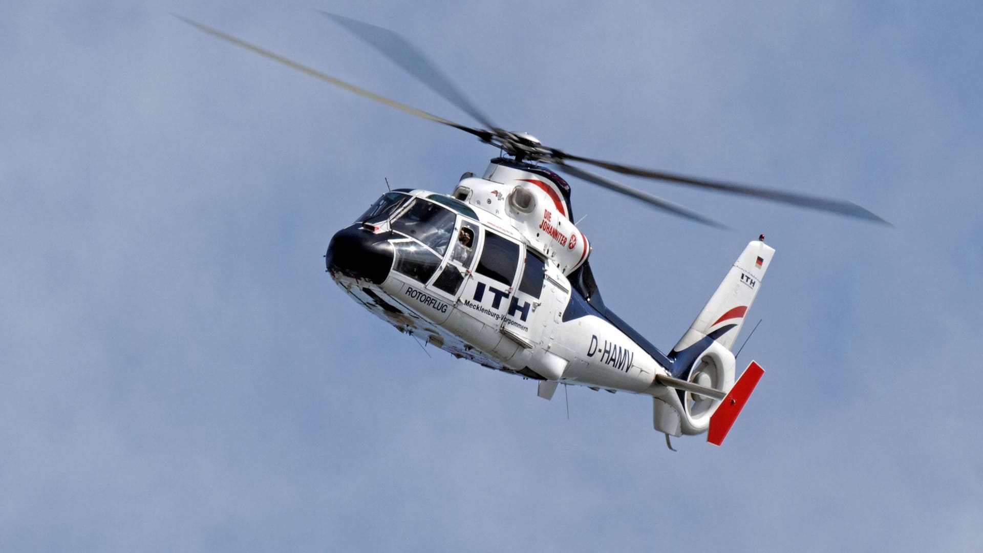 Rettungshubschrauber im Einsatz (Symbolbild): Ein 20-Jähriger ist beim Baden im Riedsee verunglückt. Er ist im Krankenhaus an den Folgen des Unfalls verstorben. Warum der Mann unterging ist noch nicht klar. Rettungshubschrauber im Einsatz (Symbolbild): Ein 20-Jähriger ist beim Baden im Riedsee verunglückt. Er ist im Krankenhaus an den Folgen des Unfalls verstorben. Warum der Mann unterging ist noch nicht klar.