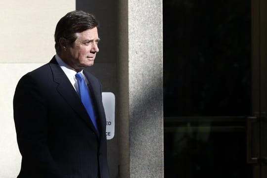 Paul Manafort, früherer Wahlkampfmanager von US-Präsident Trump, verlässt im Herbst 2017 in Washington das Bundesgericht.
