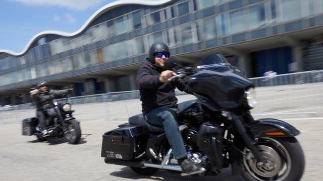 Wer mit offenem Helm fährt, sollte wenigstens eine geeignete Motorradbrille tragen. Wer mit offenem Helm fährt, sollte wenigstens eine geeignete Motorradbrille tragen.