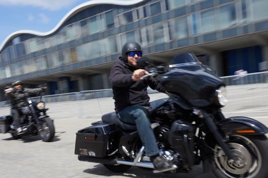 Wer mit offenem Helm fährt, sollte wenigstens eine geeignete Motorradbrille tragen.