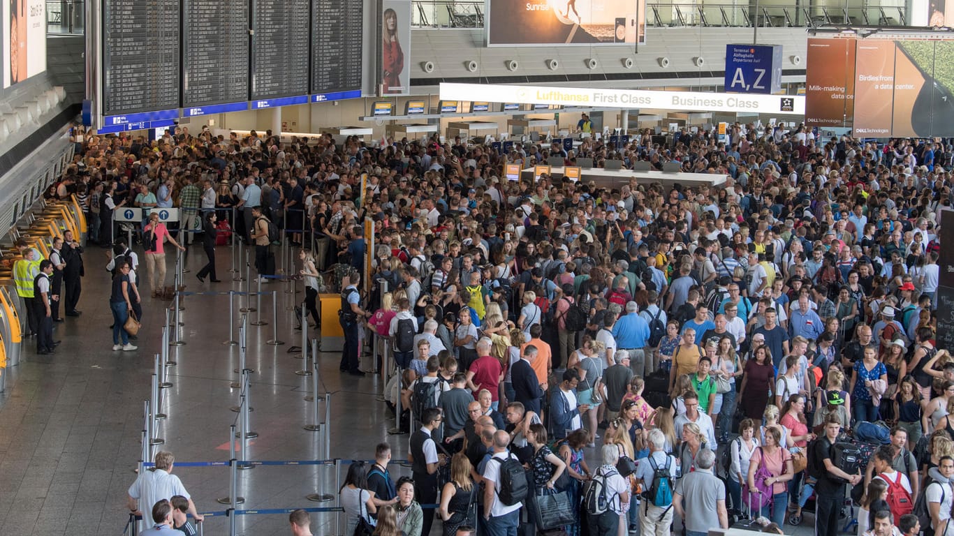 Tausende Passagiere stehen dicht gedrängt in Halle A im Terminal 1 des Flughafens Frankfurt: Am Flughafen läuft eine Teilräumung in einem der Abfertigungsgebäude.