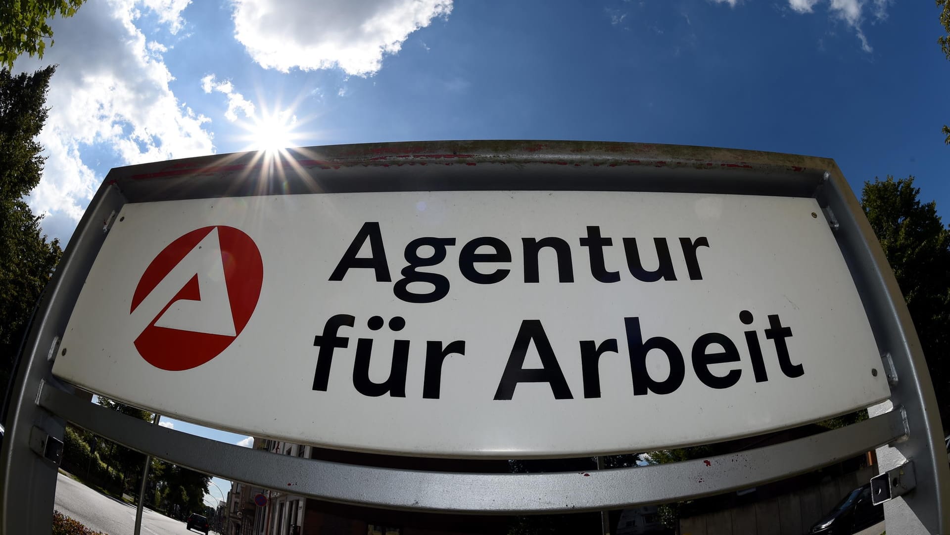 Logo der Agentur für Arbeit: Im Schnitt dauert es aktuell 82 Tage bis eine Stelle neu besetzt ist.