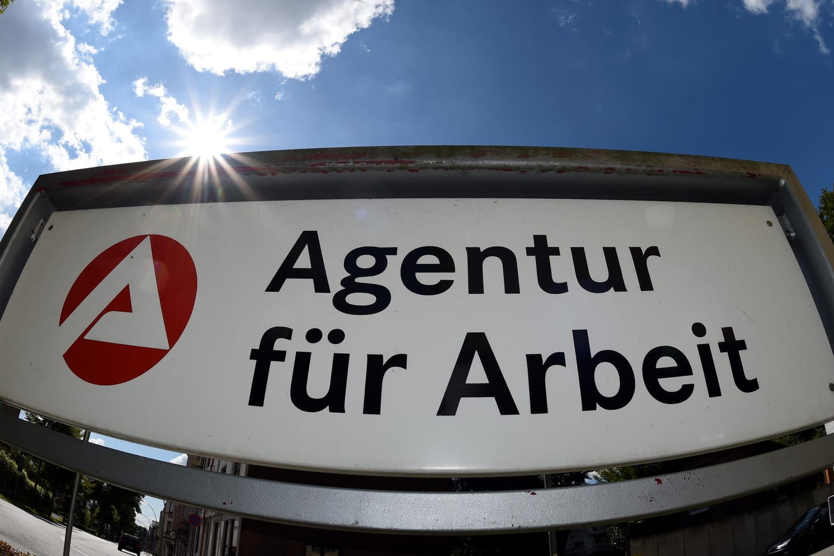 Logo der Agentur für Arbeit: Im Schnitt dauert es aktuell 82 Tage bis eine Stelle neu besetzt ist.