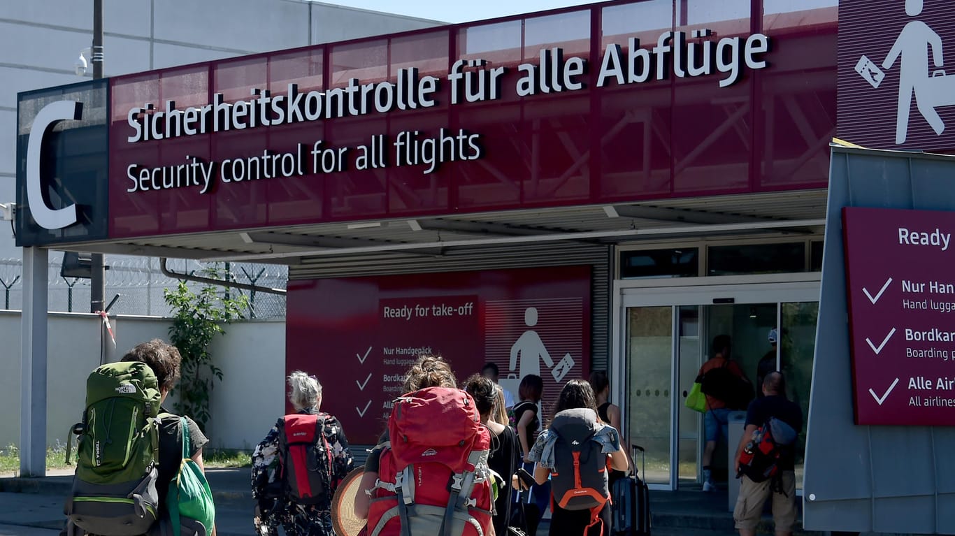 Passagiere am Berlin Flughafen-Schönefeld: Passagiere gehen zu einer zusätzlich geöffneten Sicherheitskontrolle am Flughafen, da ein Teilbereich des Flughafens gesperrt werden musste.