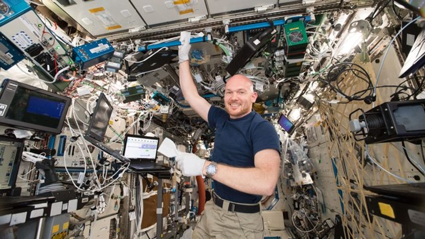 Alexander Gerst beim wöchentlichen Putzen auf der Internationalen Raumstation ISS.