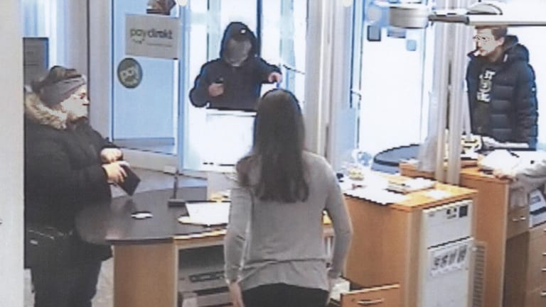 Überwachungsbild aus der Bankfiliale in Adorf: Der Mann war stets maskiert und mit echt aussehenden Waffenimitaten bewaffnet.