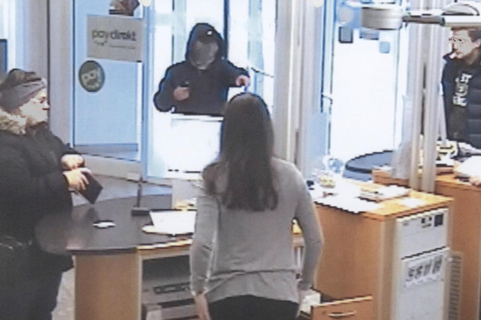 Überwachungsbild aus der Bankfiliale in Adorf: Der Mann war stets maskiert und mit echt aussehenden Waffenimitaten bewaffnet.