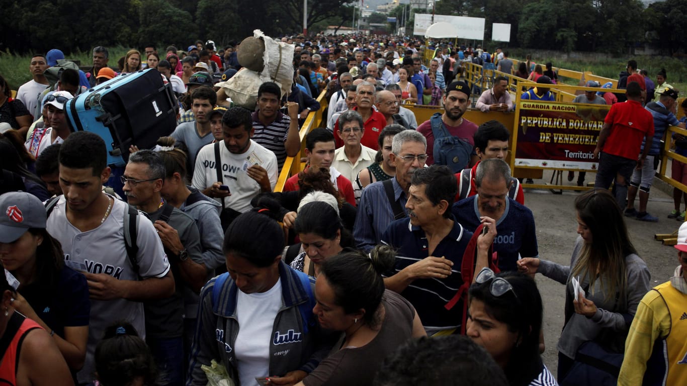 Weg aus Venezuela: Menschen strömen über eine Grenzbrücke nach Kolumbien.