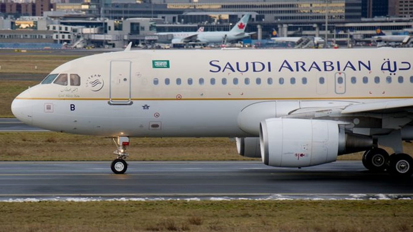 Ein Airbus der Fluggesellschaft Saudi Arabian in Frankfurt am Main.