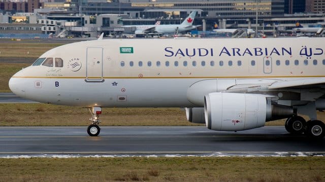 Ein Airbus der Fluggesellschaft Saudi Arabian in Frankfurt am Main. Ein Airbus der Fluggesellschaft Saudi Arabian in Frankfurt am Main.