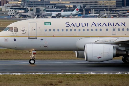 Ein Airbus der Fluggesellschaft Saudi Arabian in Frankfurt am Main.