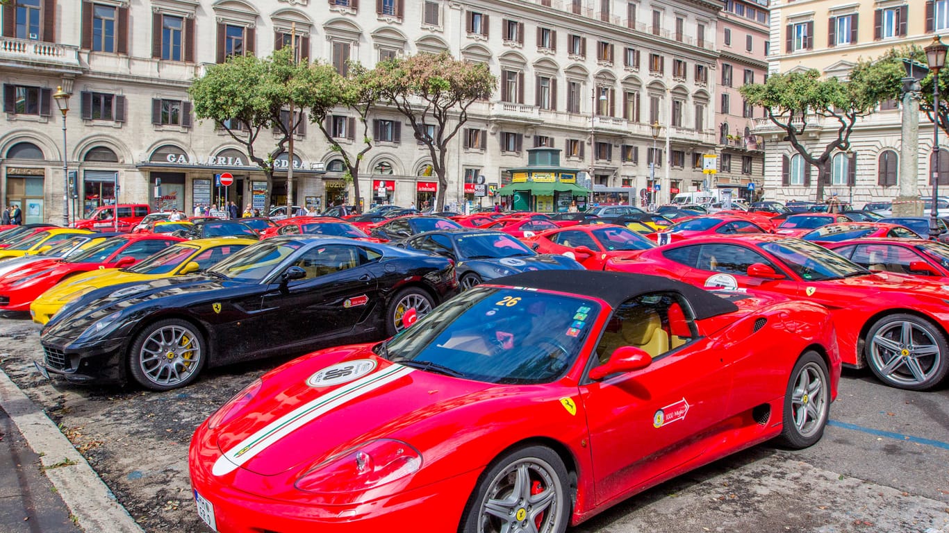 Ferrari-Treffen in Rom: Die Leidenschaft ihrer Fans beschert der Luxusmarke gigantische Gewinne.