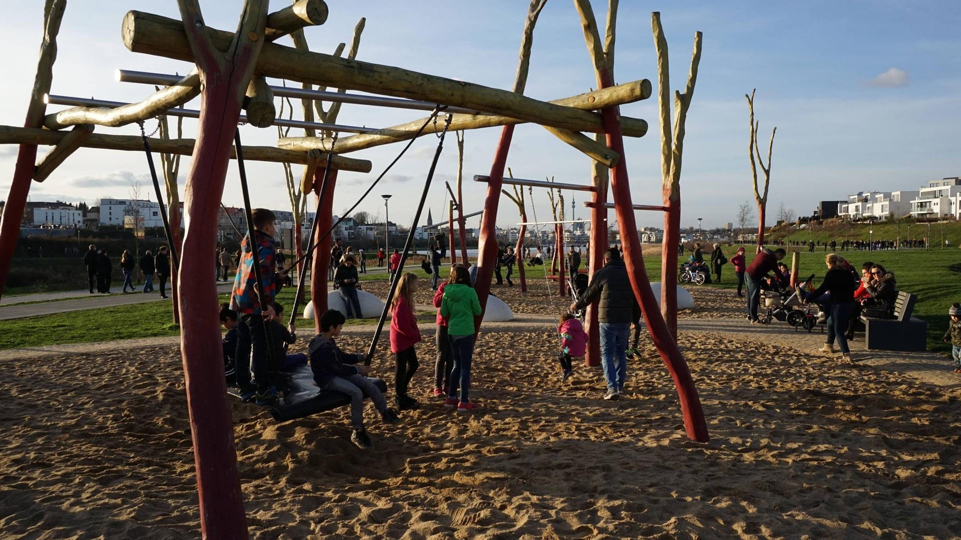 Kinderspielplatz: Die Hitze wirkt sich auch auf Spielplätze aus. So ziehen sich auf Spieleinrichtungen in Aachen die Holzelemente zusammen. Kinderspielplatz: Die Hitze wirkt sich auch auf Spielplätze aus. So ziehen sich auf Spieleinrichtungen in Aachen die Holzelemente zusammen.