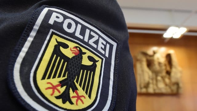 Im Bundesverfassungsgericht ist auf einer Uniform das Abzeichen der Bundespolizei zu sehen.