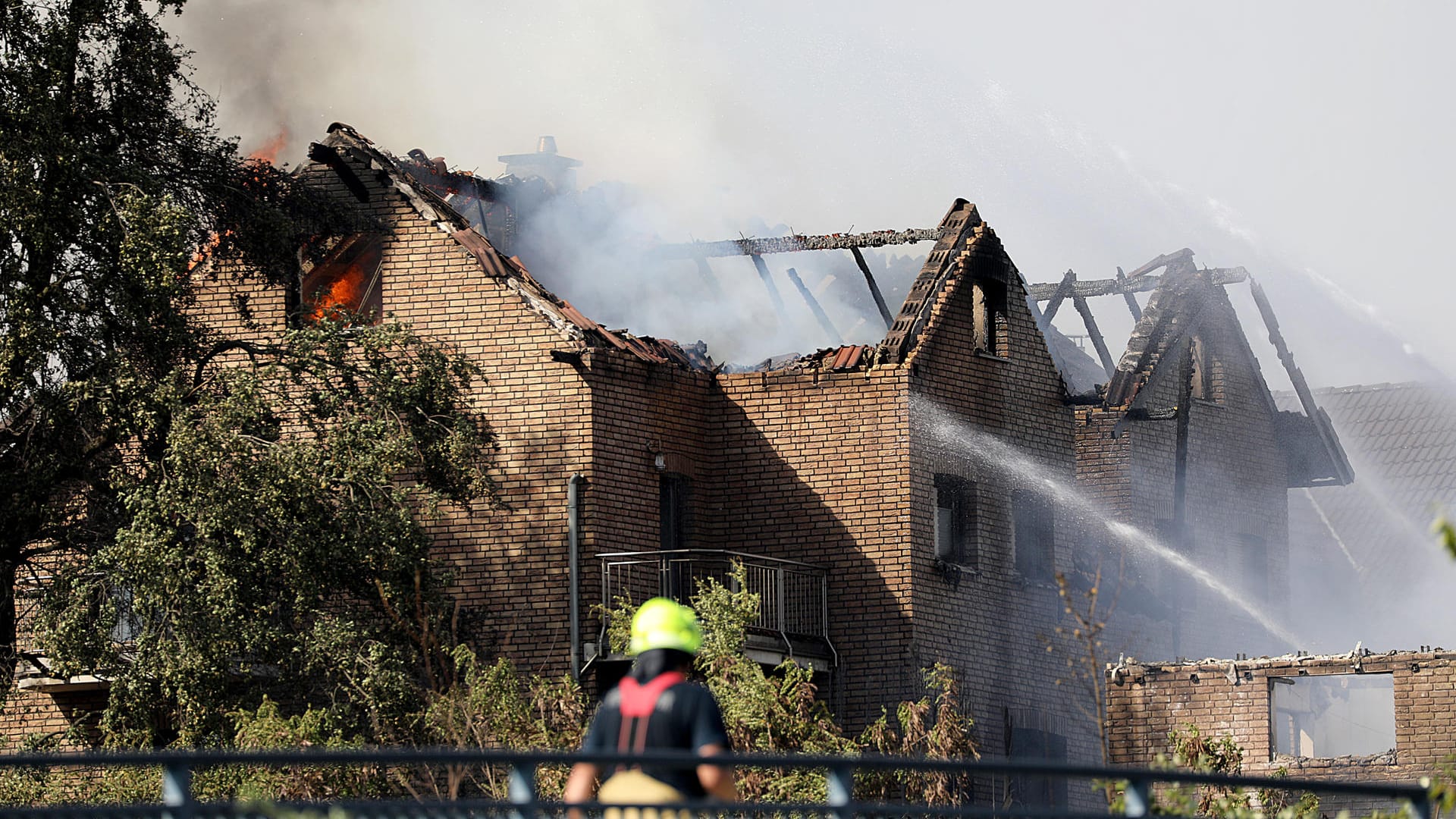 Brand in Siegburg: Flammen schlagen aus dem Dachstühlen brennender Häusern an der Bahnstrecke. Brand in Siegburg: Flammen schlagen aus dem Dachstühlen brennender Häusern an der Bahnstrecke.